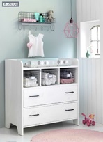 commode met wandrek in de babykamer