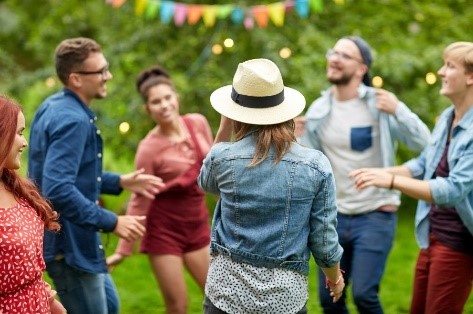 dansende mensen zomerfeest